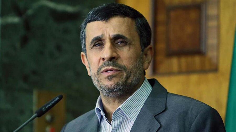 Ahmedinejad’dan Ruhani’ye çağrı
İran'ın eski Cumhurbaşkanı Mahmud Ahmedinejad, İran halkının mevcut hükümete güveninin kalmadığını öne sürerek, Cumhurbaşkanı Hasan Ruhani’ye istifa çağrısında bulundu. Ahmedinejad, sosyal medya hesabı üzerinden yayınladığı görüntülü mesajında, halkın, ülkenin mevcut durumundan rahatsız olduğunu söyledi. Ülke ekonomisinin parçalanmanın eşiğinde olduğunu ifade eden Ahmedinejad, "Halkın devlete güveni neredeyse sıfıra indi." dedi.İran'ın eski Cumhurbaşkanı Mahmud Ahmedinejad, İran halkının mevcut hükümete güveninin kalmadığını öne sürerek, Cumhurbaşkanı Hasan Ruhani’ye istifa çağrısında bulundu. Ahmedinejad, sosyal medya hesabı üzerinden yayınladığı görüntülü mesajında, halkın, ülkenin mevcut durumundan rahatsız olduğunu söyledi. Ülke ekonomisinin parçalanmanın eşiğinde olduğunu ifade eden Ahmedinejad, "Halkın devlete güveni neredeyse sıfıra indi." dedi.