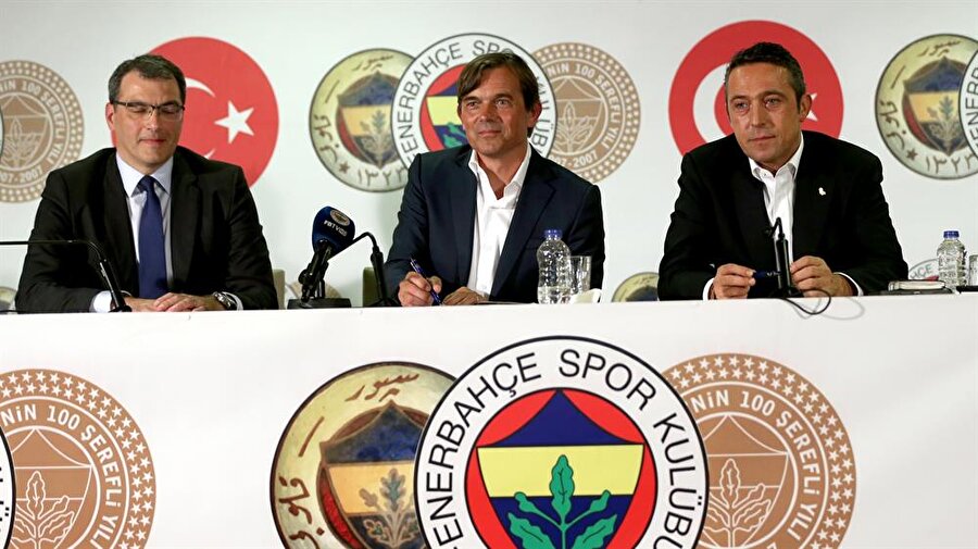 FENERBAHÇE

                                    
                                    2017-2018 sezonunu ikinci olarak bitiren Fenerbahçe, Haziran ayında yapılan kongrede Ali Koç’un başkan seçilmesiyle yeni bir döneme girmiş oldu. Öncelikle sportif direktörlük görevine Damien Comolli’yi getiren sarı lacivertliler, Aykut Kocaman’ın görevine son verdi. Teknik direktörlük görevine Hollanda Ligi ekiplerinden PSV Eindhoven’ın hocası Phillip Cocu getirildi. Transfer döneminde genç oyunculara yönelen Fenerbahçe, Ferdi Kadıoğlu, Barış Alıcı, Berke Özer ve son olarak Andre Ayew’i kadrosuna kattı. Takımdan ayrılan tek isim ise Fernandao oldu. UEFA Şampiyonlar Ligi’nde 3. ön eleme turunda mücadele eden sarı lacivertliler, Portekiz’de Benfica’ya 1-0 mağlup oldu. Bu karşılaşmanın rövanşı ise Ülker Stadyumu’nda 14 Ağustos tarihinde oynanacak.
                                
                                