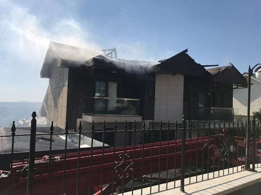 Bursa Mudanya'daki orman yangını, bölgede bulunan villalara sıçradı.