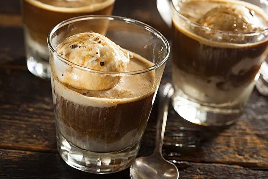 Buzlu kahveye vanilya aroması

                                    
                                    Demlenmiş kahveye bir miktar vanilya aroması ve soğuk süt ilave edin.Vanilyalı dondurma ve karamel sosla servis edebilirsiniz.
                                
                                