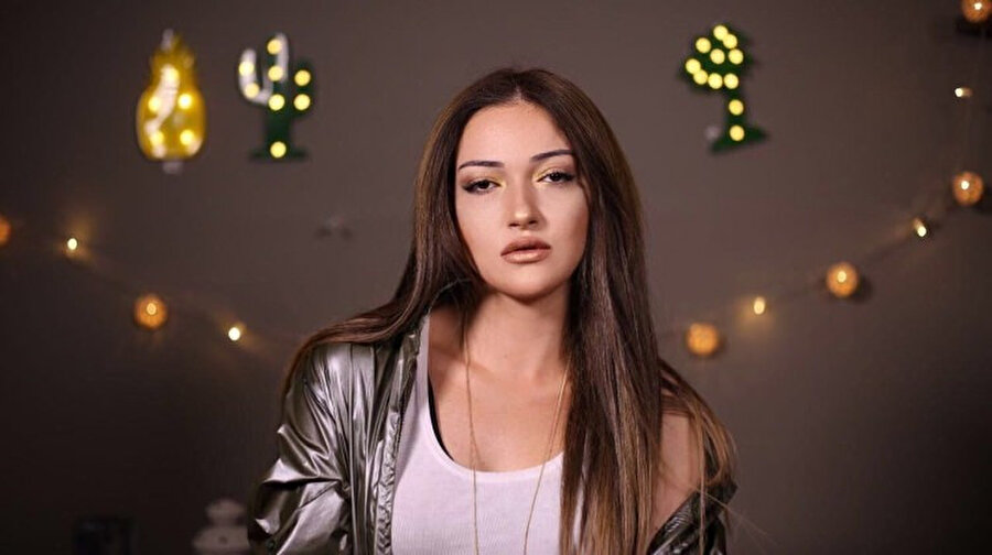 ''Tam 9 kilo verdim''
Mide ameliyatı geçirdikten sonra kaç kilo verdiğini açıklamayan Danla Biliç, son çektiği videoda takipçilerine 9 kilo verdiğini duyurdu. Danla, .. Kaç kiloya düştün diye sorulduğunda, 7 kiloya kadar söylemiyordum nazar olur diye. Ama 9 kilo düştüğümü söyledim, kilo vermem durdu'' dedi.