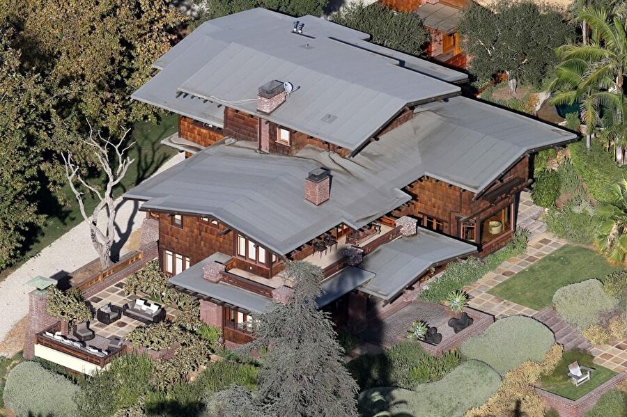 Brad Pitt ve Angelina Jolie'nin saray yavrusu
Brad Pitt ve Angelina Jolie'nin çocuklarıyla birlikte Güney Fransa'da yaşadıkları Chateau Miraval adındaki konak, toplam 35 odalı. Bu saray yavrusunun değeri ise, 60 milyon dolar...