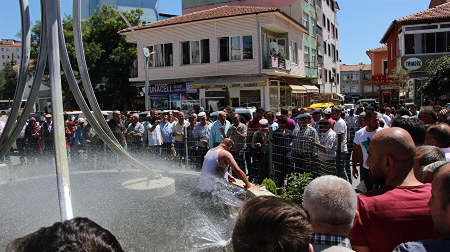 Çorum'da alacaklarını tahsil edemediğini öne süren Bektaş K. üzerine döktüğü yanıcı maddeyi tutuşturdu.