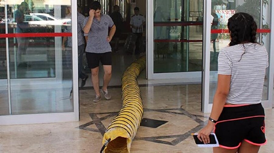 Henüz çıkış nedeni bilinmeyen yangına, önce otel personeli, ardından Antalya Büyükşehir Belediyesi İtfaiyesi müdahale etti.