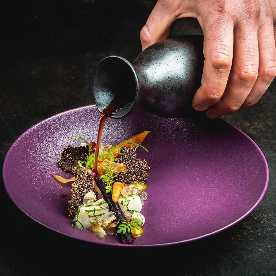 ​Soğan özü kremi, ahududu suyu ve çeşitli bitkilerden oluşan bir Asya yemeği