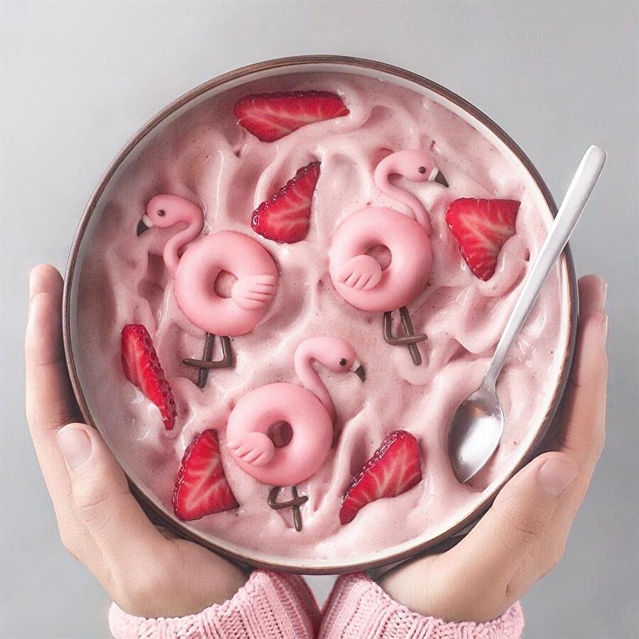 Flamingo parçacıklı smoothie kase