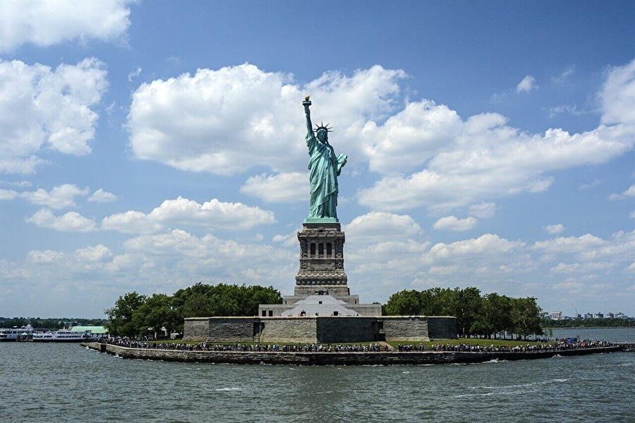 New York’ta, bu arada heykelin kaidesinin yapımı için bir bağış kampanyası başlamış, ilk bağışı Macar göçmeni olan, New York’ta “World” adında bir gazete çıkartan Joseph Pulitzer yapmış ve kaide için 100 bin dolar vermişti. Macar göçmeni gazeteci, daha sonra gazetecilikte dünyanın en büyük ödülü sayılan “Pulitzer”in de isim babası olacaktı. Kaidenin inşasından sonra sıra heykelin dikilmesine ve resmi açılışa geldi. Bartholdi, New York’a yanına bu defa Süveyş Kanalı’nın mühendisi ve heykelin fikir babası olan Ferdinand de Lesseps’i de alarak gitti ve 1886’nın 25 Ekim’inde yapılan törende eserinin açılışını bizzat yaptı.