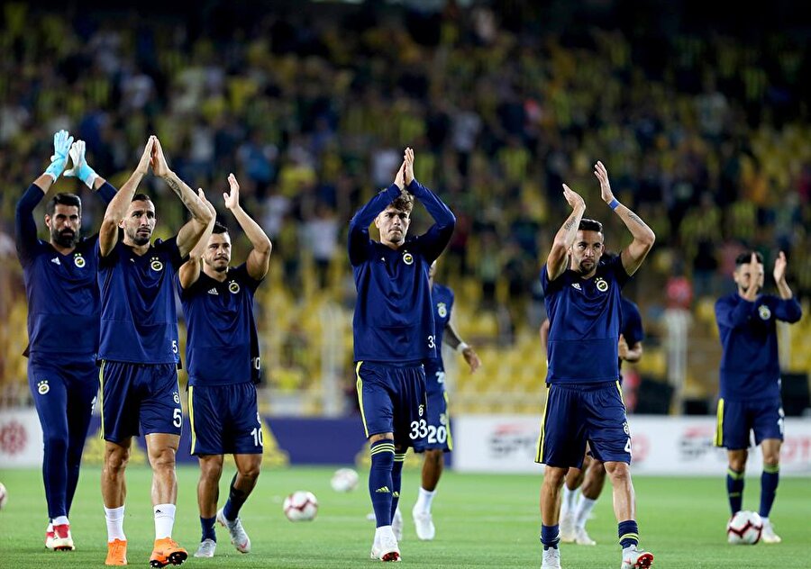 Fenerbahçeli futbolcular, kendilerini çağıran taraftarı selamlıyor.