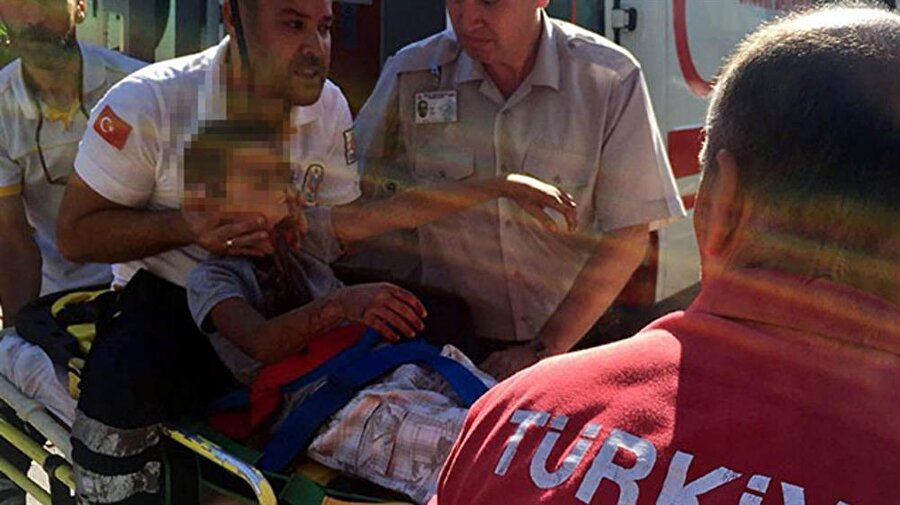 Bisikletten düşen çocuğun başına inşaat demiri saplandı