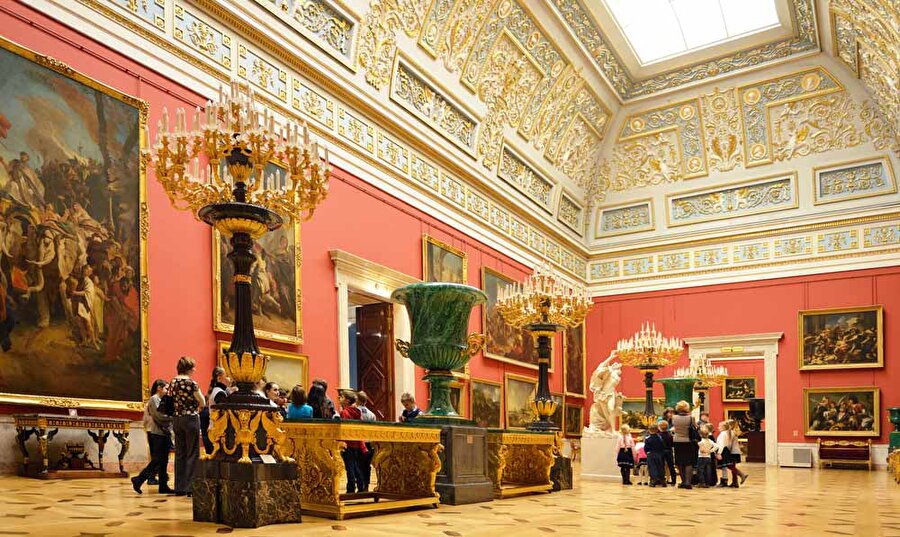 Sanatın adresi Hermitage Müzesi 

                                    
                                    
                                    
                                    
                                    Dünyanın en büyük ve en eski müzelerinden biri olan Hermitage, 1754 yılında Büyük Katerina tarafından kurulup 1852’de halka açılmıştır. Dünyadaki en büyük resim koleksiyonunu barındıran müzede, toplamda  üç milyondan fazla sanat eseri bulunmaktadır.  Her ayın ilk Perşembe günü tüm ziyaretçiler için ücretsiz müzeyi Web Sitesi'nden de ziyaret edebilirsiniz.
                                
                                
                                
                                
                                