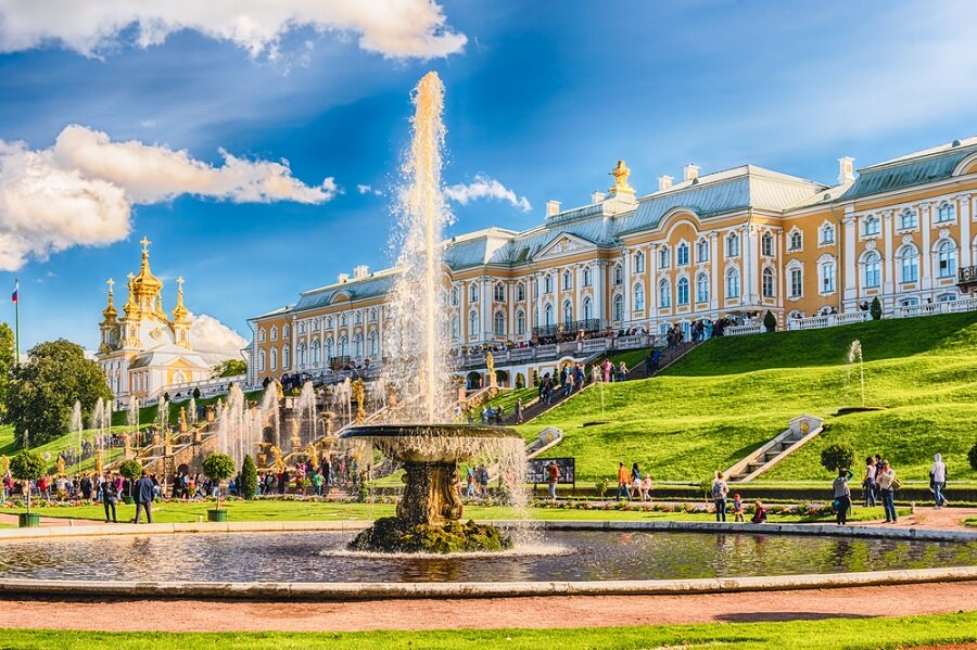 Huzurun bahçesi Peterhof Sarayı

                                    
                                    
                                    
                                    
                                    St. Petersburg’ta mutlaka görülmesi gereken yerlerin başında gelen Peterhof Sarayı, Büyük Petro tarafından 1700’lü yılların başında yaptırılmıştır. Baltık Denizi kıyısındaki 607 hektarlık arazi içine konumlanmış sarayda; havuzlar, heykeller, çardaklar, çeşmeler ve yazlık evler yer almaktadır. 
                                
                                
                                
                                
                                