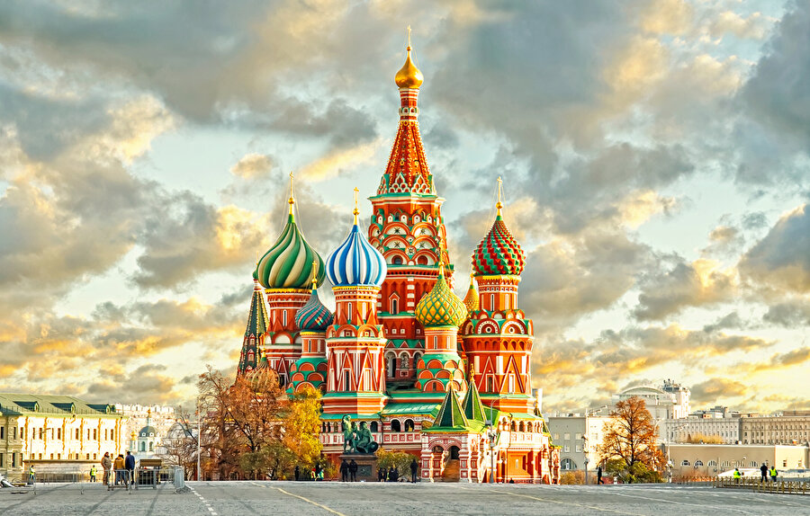 Rusya'nın rengi Aziz Vasil Katedrali

                                    
                                    
                                    
                                    
                                    Moskova’nın en ikonik görüntülerinden biri olan Aziz Vasil Katedrali, dünyaca ünlü Kızıl Meydan’ın güney ucunda bulunmaktadır. Renkleri, desenleri ve ilginç mimarisiyle Rusya’nın sembol yapılarından olan Katedral, UNESCO Dünya Mirası listesinde de yer almaktadır. İtalyan mimar Barma tarafından inşa edilen yapı, misafirlerini bekliyor. Popüler bir efsaneye göre ise, örneğini başka yerde inşa etmemesi için dönemin lideri Korkunç İvan tarafından İtalyan mimarın gözlerinin dağlandığı söylenmektedir.
                                
                                
                                
                                
                                