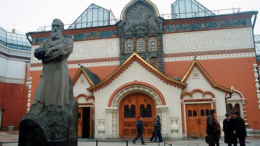 Yeni yüzyılın büyüsü Tretyakov Devlet Galerisi

                                    
                                    
                                    
                                    
                                    Tretyakov Devlet Galerisi, Rus sanatının dünyadaki en önemli müzesidir. Moskova’da bulunan Tretyakov Galerisi, ünlü Rus ikonlarından ve Repin, Vrubel, Kandinsky, Maleviç gibi Rusya’nın dahi sanatkarlarının başyapıtlarından oluşan bir koleksiyona sahip olmasıyla meşhurdur. Orjinal Tretyakov Galerisi, 19. yüzyıl sonuna kadar uzanan bir Rus sanatı koleksiyonuna ev sahipliği yapmaktadır. Yeni Tretyakov Galerisi'nde ise, 20. yüzyıl Rus sanatçılarının eserleri bulunmaktadır.
                                
                                
                                
                                
                                