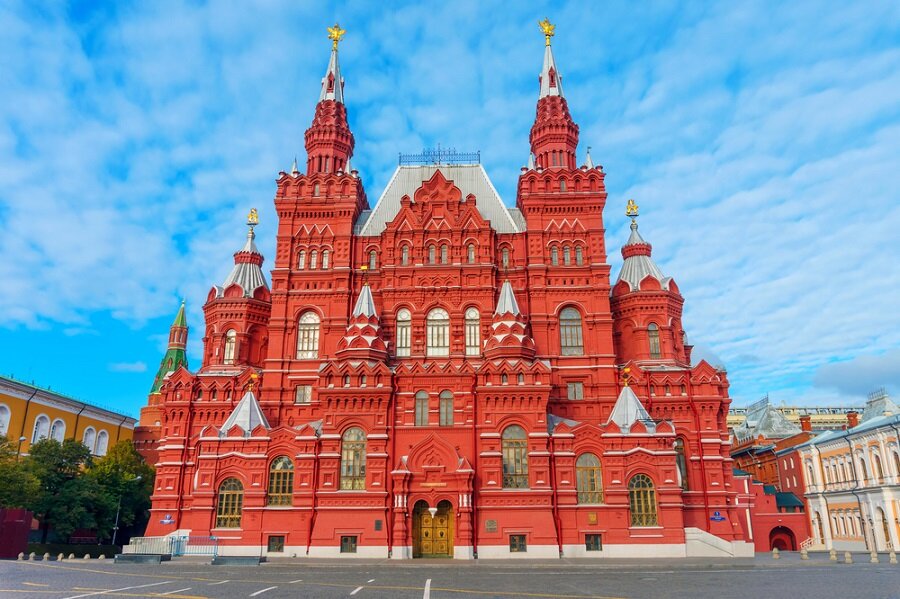 Tarihin en büyük tanığı Kızıl Meydan

                                    
                                    
                                    
                                    
                                    Moskova’da tarihe damga vuran, şehrin temellerinin atıldığı en önemli yerlerden biri olan Kızıl Meydan, yalnızca Ruslar için değil tüm dünya için önemli bir yere sahip... Kasım ayının başlarında Moskova’yı ziyaret ederseniz, Kremlin Sarayı’na ev sahipliği yapan meydanda  Kızıl Ordu’nun tören geçişini izleyebilirsiniz.
                                
                                
                                
                                
                                