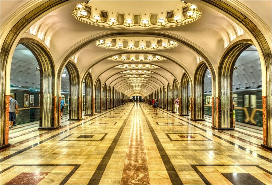 Muhteşem Moskova Metrosu	

                                    
                                    
                                    
                                    
                                    Rusya'nın başkenti Moskova'da bulunan dünyanın en eski ve büyük metrolarından biridir. Metronun yapımı, devrin komünist işçileri ve Komsomol denilen gençlik kolları tarafından sürdürülmüştür.1931’de inşası başlatılan Moskova Metrosu, günümüzde büyüklük bakımından New York, Paris veya Londra metroları ile karşılaştırılsa da; dünyanın en güzel metrosu olarak kabul görmüştür. 
                                
                                
                                
                                
                                