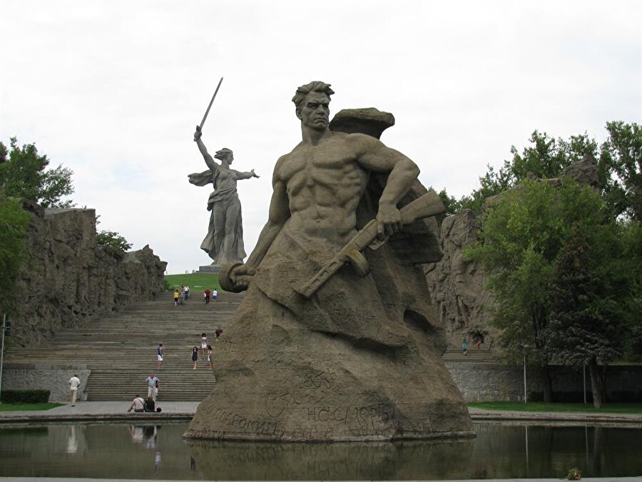 Fotoğraflanmayı bekleyen Mamayev Tepesi Heykelleri

                                    
                                    
                                    
                                    
                                    Rusya'nın Volgograd kentinde bulunan Mamayev Kurgan, diğer bir adıyla Vatan Çağrıları Heykeli, fotoğraflanması gereken yapıların başında yer alıyor. Stalingrad Savaşı'nı anımsatan heykel 1967'de yapıldığında dünyadaki en uzun heykeli unvanını almıştır. Toplam 87 metre yüksekliğinde olan heykel, New York’taki dünyaca ünlü Özgürlük Anıtı'ndan 2 kat daha yüksek. 
                                
                                
                                
                                
                                
