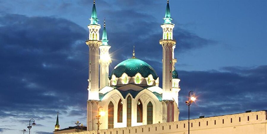 Kul Şerif Camii

                                    
                                    
                                    
                                    
                                    16. yüzyılda Kazan Kremlini'nde inşa edilen mimari, Cami adını Ruslara karşı direniş önderi olan Kul Şerif'ten almıştır. Erken Rönesans ve Osmanlı mimarisinin unsurları kullanılmış olsa da, tasarımı İdil Bulgarları için gelenekseldir. 1552'de Kazan'ın işgal edilmesi sırasında, Korkunç İvan tarafından yıkılmıştır. 1996 yılından bu yana görünüşü oldukça modern olmasına rağmen, cami Kazan Kremlini'nde yeniden inşa edilmiştir. 24 Temmuz 2005'te açılışı yapılan mimari, 6.000 kişilik kapasiteye sahiptir. Cami, günümüzde ağırlıklı olarak bir İslam müzesi olarak hizmet vermektedir. Aynı zamanda Müslümanlar, dini bayramlar sırasında ibadet için burada toplanır.
                                
                                
                                
                                
                                