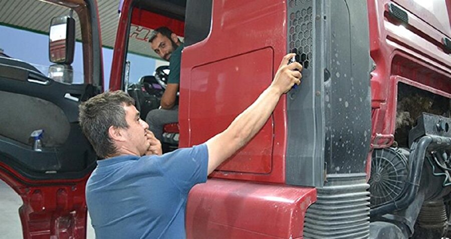 Afyonkarahisar’ın Şuhut ilçesinde parfümle çalışan tır görenleri şaşkına çevirdi.