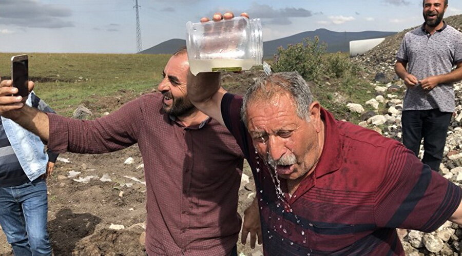 Çocuklar su kaynağı buldu, köylüler sevince boğuldu.