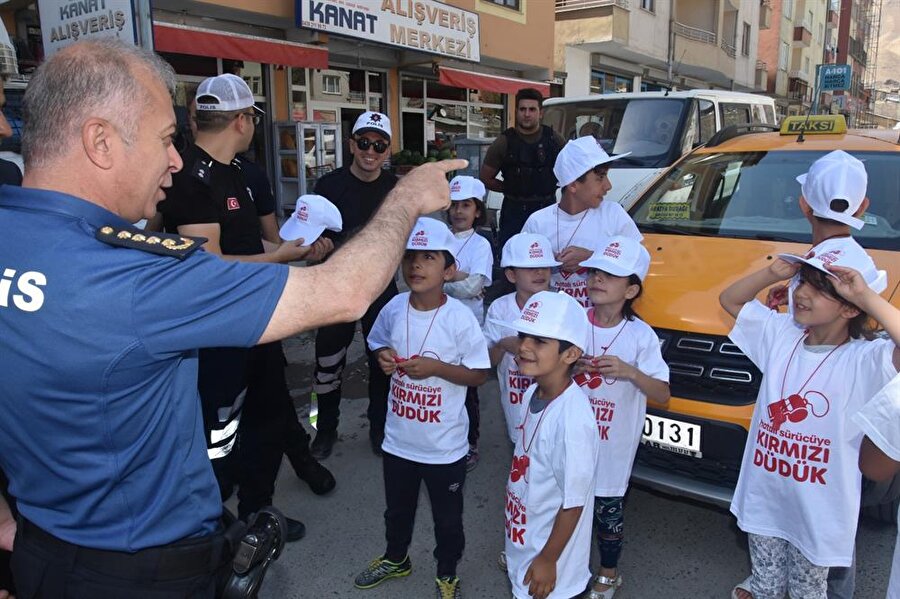 Uygulama kapsamında içinde çocuklu ailelerin bulunduğu araçlar durduruldu.