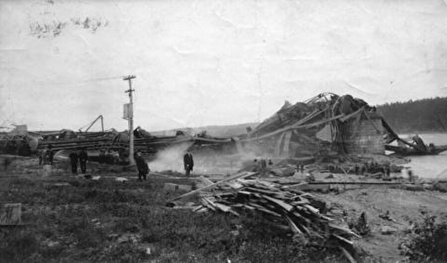 Quebec Köprüsü - Kanada

                                    
                                    
                                    Dünya'da çöken ilk köprü olarak bilinir. 1907 yılında meydana gelen bir kazayla köprü yıkılmıştı.4 yıl süren inşaat sonunda tamamlanan köprünün  orta kısmı sadece 15 saniyede St. Lawrence Nehri'ne gömüldü.
Köprüde çalışan 75 işçi hayatını kaybetti.
                                
                                
                                