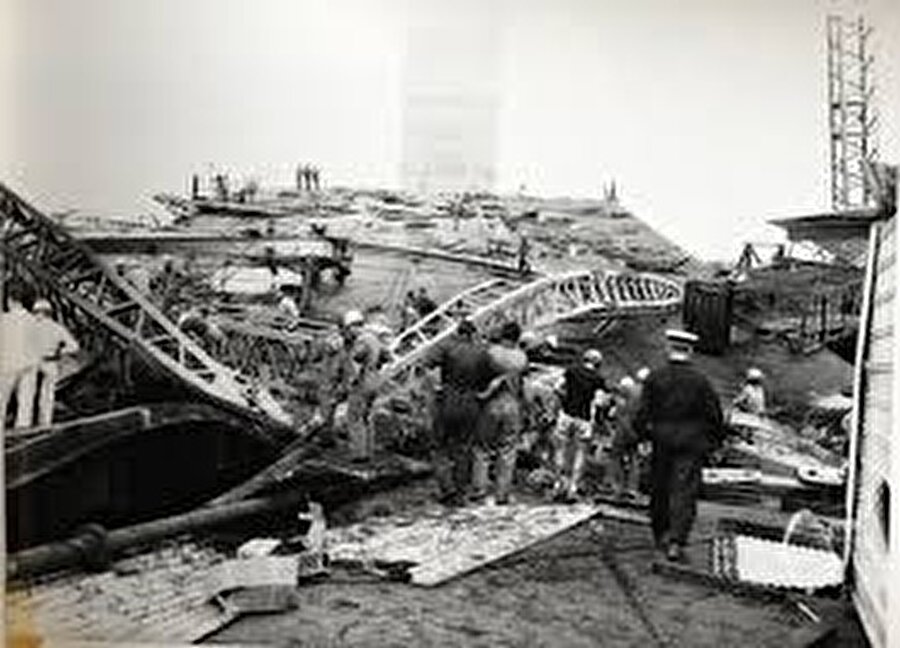 West Gate Köprüsü - Avustralya

                                    
                                    
                                    15 Ekim 1970'de saat 11.50'de, West Gate Köprüsü'nün 112 metrelik kısmı inşaat sırasında çöktü.2000 tonluk köprü 35 işçinin ölümüne neden oldu.Köprünün ayaklarının sağlam zemine oturtulmadığını ve çürük malzeme kullanıldığını belirlendi.
                                
                                
                                