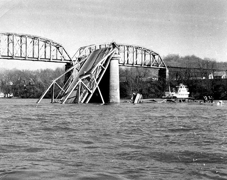 Silver Köprü - ABD

                                    
                                    15 Aralık 1967'de ABD'de bulunan Silver Köprüsü trafiğin en yoğun olduğu saatlerde çöktü. Çökme nedeniyle 46 kişi hayatını kaybetti.Çökmeye sadece 2.54 mm kalınlığındaki bir çelik bağlantının kopması neden  oldu.
                                
                                