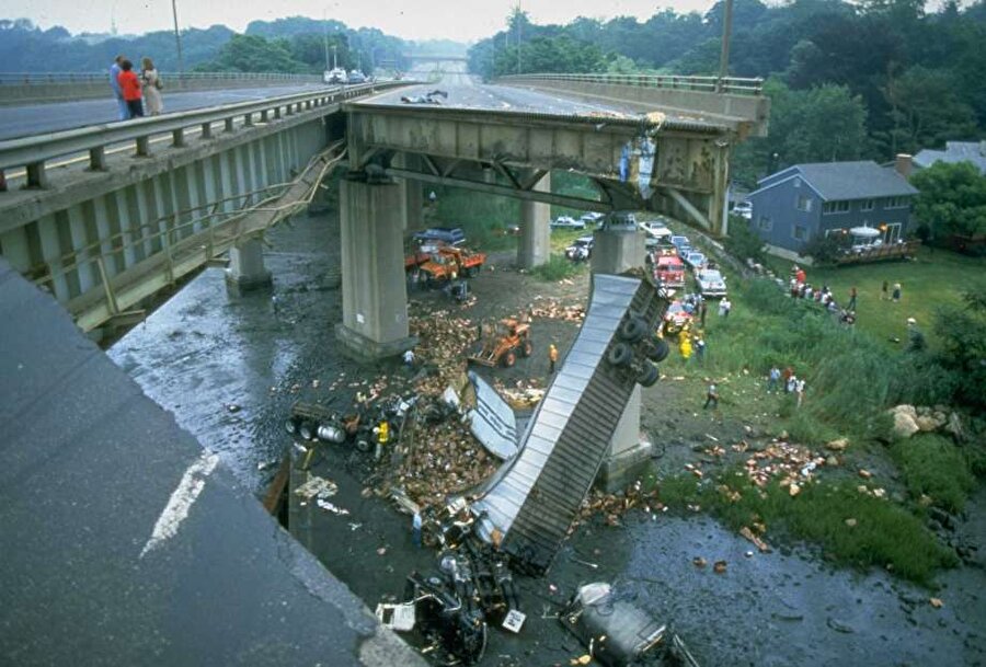 Mianus Nehri Köprüsü - ABD

                                    
                                    
                                    28 Haziran 1983'de ABD'de bulunan Mianus Nehri Köprüsü çöktü.Araçlar 70 metre yükseklikten Mianus Nehrine yuvarlandı. Kazada 3 kişi hayatını kaybetti. Kaza çelik plakaların yeterince esnememesinden kaynaklandı.
                                
                                
                                