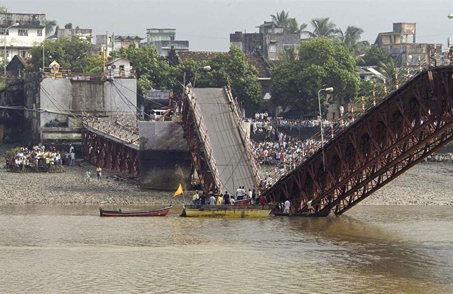 Daman Köprüsü - Hindistan

                                    
                                    
                                    28 Ağustos 2003'de Hindistan'da çöken Daman köprüsü 25 kişinin ölümüne neden oldu. Hindistan'da yaşanan fırtına esnasında çöken köprü biri öğrenci servisi olmak üzere 10 aracın suya düşmesine neden oldu.
                                
                                
                                