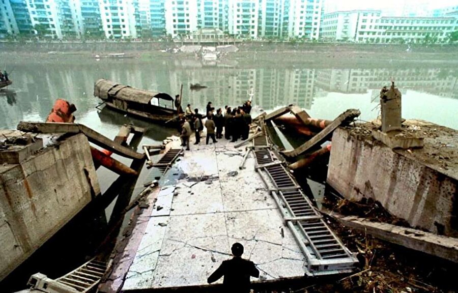 Rainbow Köprüsü - Çin

                                    
                                    
                                    4 Ocak 1999'da Çin'de Rainbow köprüsü çöktü.Köprü inşa edileli 3 yıl olmasına rağmen köprü paslanmaya başlamıştı ve çelik levhaları birbirine bağlayan kaynaklar aşınmıştı. Kazada 40 kişi hayatını kaybetti.
                                
                                
                                