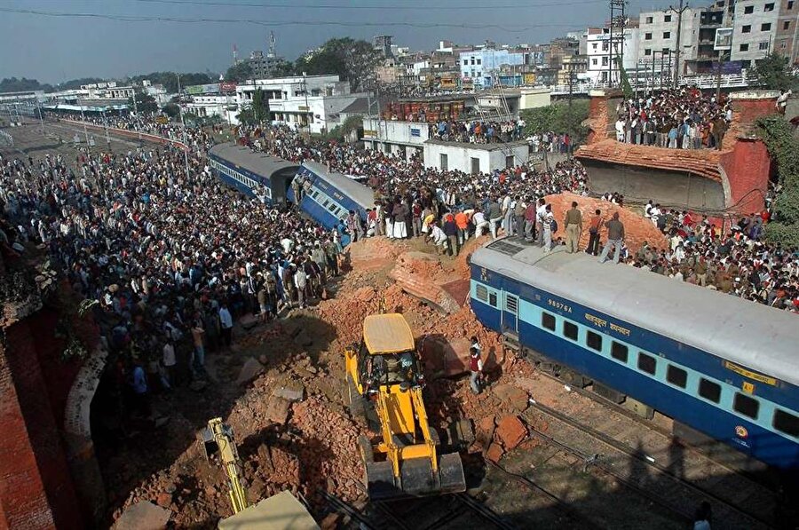 Bihar Köprüsü - Hindistan

                                    
                                    
                                    2 Aralık 2006'da Hindistan'da tren yolu köprüsü çöktü.
150 yıl önce yapılan tren yolu köprüsü yolcu treninin geçişi esnasında çöktü.  Kazada 33 kişi hayatını kaybetti.
                                
                                
                                