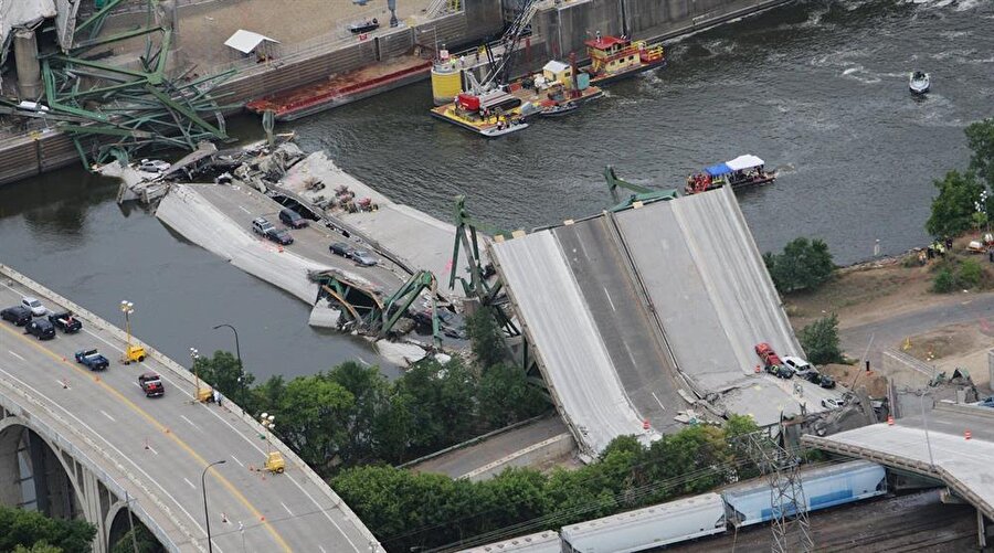 Minneapolis I-35W köprüsü - ABD 

                                    
                                    
                                    1 Ağustos 2007'de, akşam saatlerinde Minneapolis I-35W köprüsü nehre ve bankaların üzerine düşerek çöktü .Köprü kazasında 13 kişi hayatını kaybetti.1,907 metrelik köprü Mississipi Nehri'ne düştü.
                                
                                
                                