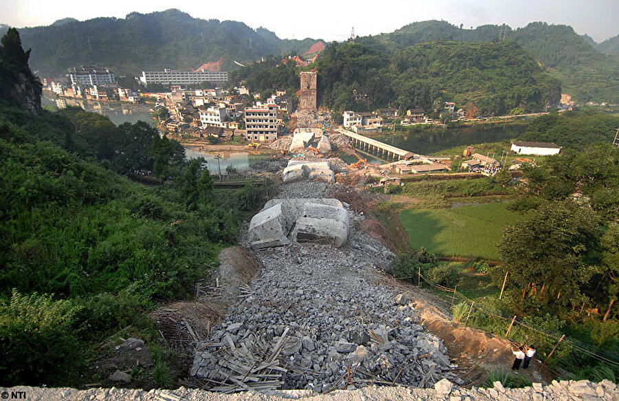 Tuo Nehri Köprüsü - Çin

                                    
                                    
                                    13 Ağustos 2007'de  Tuo Nehri üzerinde bulunan Hunon köprüsü yapım iskelesinin kaldırıldığı anda çöktü. 34 işçi öldü. Yapımı 2 yıl süren 140 metrelik köprü açılamadan yıkılmış oldu.
                                
                                
                                