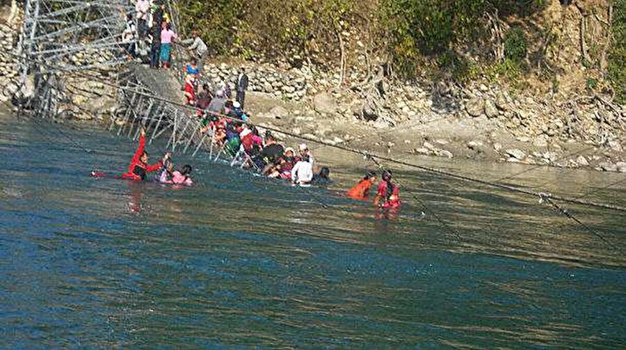 Chhinchu Asma Köprüsü - Nepal

                                    
                                    25 Aralık 2007'de Chhinchu (Mehelkuna) köyünde nehir boyunca uzanan bir asma köprü çöktü. İnsanların, yerel bir fuara gitmek için kullandığı 500 metrelik çelik köprüyü tutan çelik halatlar koptu ve köprü suya gömüldü. Nehirdeki güçlü akıntı 15 kişinin hayatını kaybetmesine neden oldu.
                                
                                