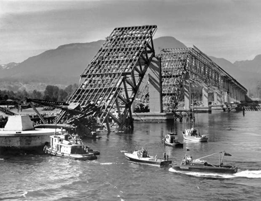Ironworkers Memorial Köprüsü - Kanada

                                    
                                    17 Haziran 1958'de, Kanada tarihinin en büyük endüstriyel kazası ile karşı karşıya kaldı.Ironworkers Memorial Köprüsü metal yorgunluğu nedeniyle çöktü. 59 kişi hayatını kaybetti.
                                
                                