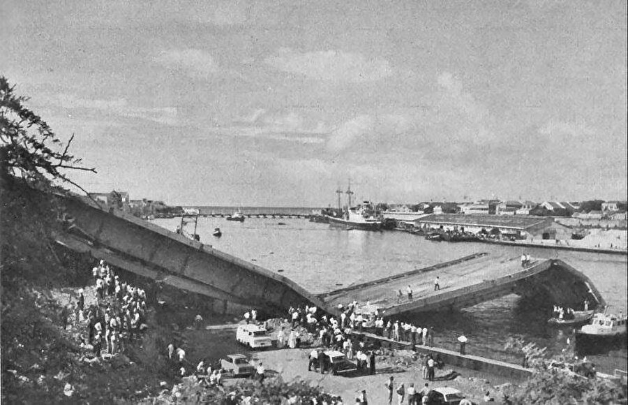 Queen Juliana Köprüsü - Hollanda

                                    
                                    6 Kasım 1967'de Hollanda'da bulunan Queen Juliana Köprüsü 10 dakika içerisinde nehire gömüldü.55 metre uzunluğundaki köprü yoğun yağışlara ve metal yorgunluğuna dayanamadı.Çöken köprü 15 işçinin hayatını kaybetmesine neden oldu.
                                
                                