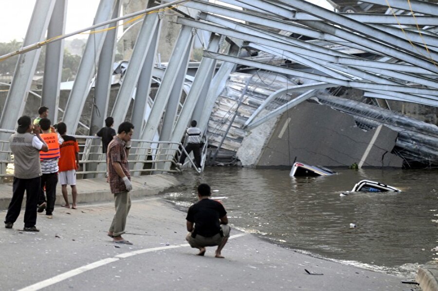 Kutai Kartanegara Köprüsü - Endonezya

                                    
                                    26 Kasım 2011'de Endonezya'da bulunan Kutai Kartanegara (Mahakam II) çelik asma köprü çöktü. 

20 kişi hayatını kaybetti. 19 kişi kayboldu. 

Çöken köprü Endonezya'nın en uzun köprüsüydü. Çökmeye bir çelik telin kopması neden oldu.
                                
                                