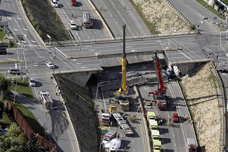 De La Concorde Kavşak Köprüsü - Kanada

                                    
                                    
                                    30 Eylül 2006'da Kanada'nın en büyük kavşak köprülerinden biri çöktü.24 araç çöken kavşak köprüsünde sıkıştı. 5 kişi hayatını kaybetti.2040 yılına kadar hizmet vermesi beklenen köprünün yanlış mühendislik çalışmaları nedeniyle çöktüğü belirtildi.
                                
                                
                                