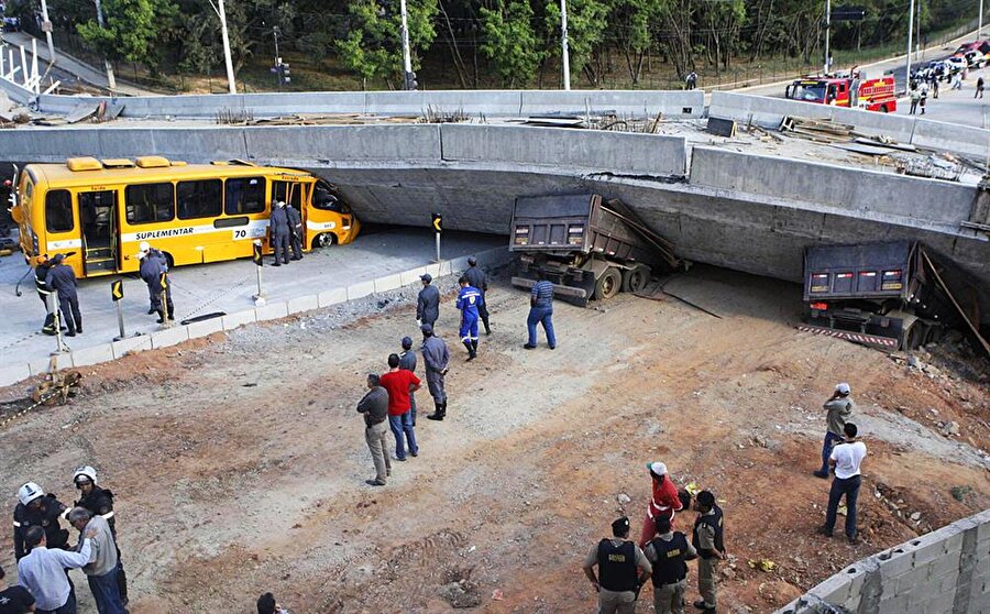  Belo Horizonte Kavşak Köprüsü - Brezilya

                                    
                                    2018 yılında Dünya Kupasına ev sahibi yapan Brezilya'nın Belo Horizonte şehrinde bitmemiş bir üst geçit çöktü. Kazada 2 kişi hayatını kaybetti.Mineirao Stadyumunun yakınında bulunan tonlarca ağırlıktaki üst geçit araçları ezdi.
                                
                                