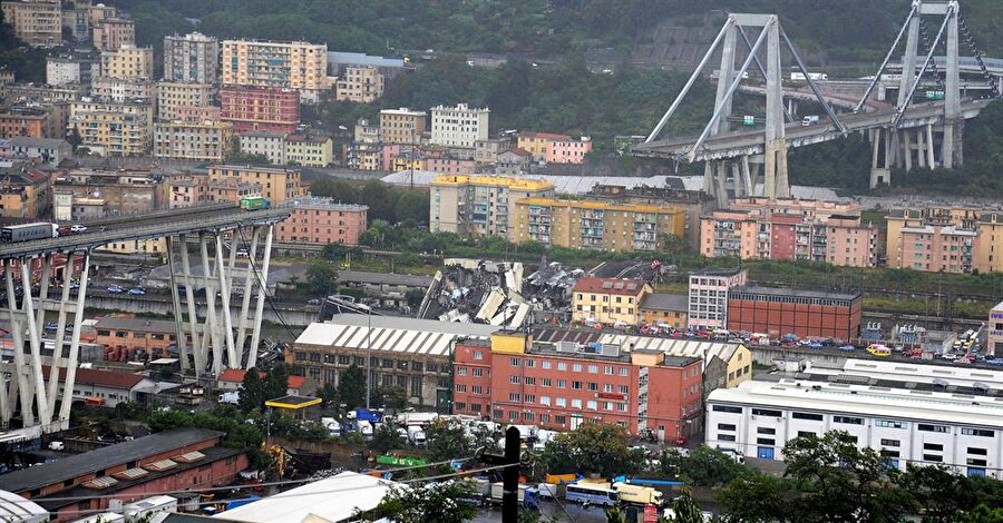 Morandi Köprüsü - İtalya

                                    
                                    
                                    14 Ağustos 2018 tarhinde Kuzey İtalya'da Cenova'da büyük bir otoyol köprüsü çöktü. 39 kişi hayatını kaybetti.Çökmenin trafiğin yogun olduğu bir saatte meydana gelmesi 35 aracın köprüden düşmesine neden oldu.
                                
                                
                                