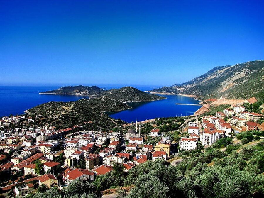 Kaş, Antalya

                                    Akdeniz'in cennet köşelerinden olan Kaş, bayram tatil rotanız için oldukça keyifli bir alternatif olabilir. Rengarenk sokakları ve muhteşem atmosferiyle sizi Akdeniz'e aşık edeceğinden emin olduğumuz Kaş, aynı zamanda son zamanların en popüler tatil beldeleri arasında yer alıyor. 
                                