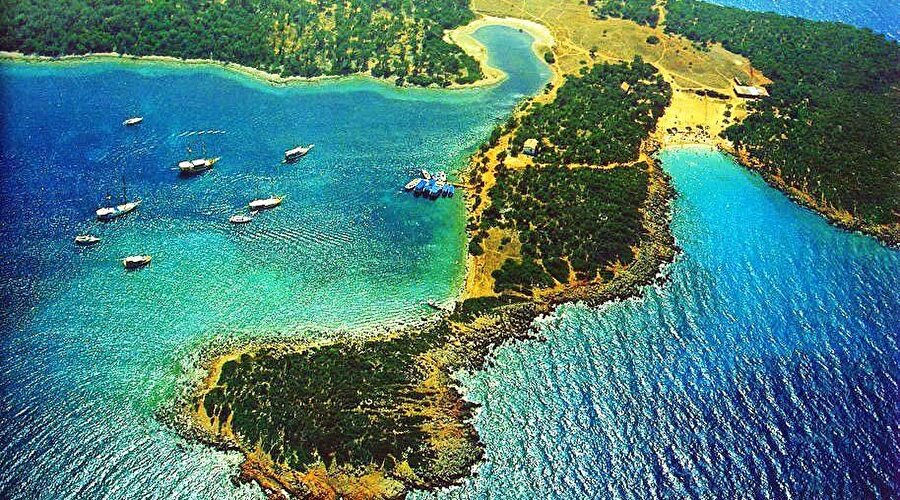 Sedir Adası, Muğla

                                    Bayram tatilinizi keyifle geçirebileceğinizi düşündüğümüz bir adres, Sedir Adası...Muğla, Kerme Körfezi'nde bulunan görülmeye değer güzellikteki antik kalıntılarla dolu üçlü bir ada grubunun en büyüğüdür. Muğla'nın Ula ilçesi sınırları içinde yer alan Sedir Adası'nın Antik çağdaki ismi Kedrae veya Cedrae olup adada bu dönemden kalma kalıntılar bulunmaktadır. Bazı kaynaklara göre; adanın yüzyıllar öncesinde sedir ağaçlarıyla kaplı olduğu ve bu nedenle 'Sedir Adası' isminin adaya yakıştırıldığı düşünülüyor. Şimdilerde ne adada ne çevresinde sedir ağacı kalmamışsa da, bölge bu isimle anılıyor. Bugün ada makilerle, zeytin ve çam ağaçlarıyla kaplıdır.
                                
