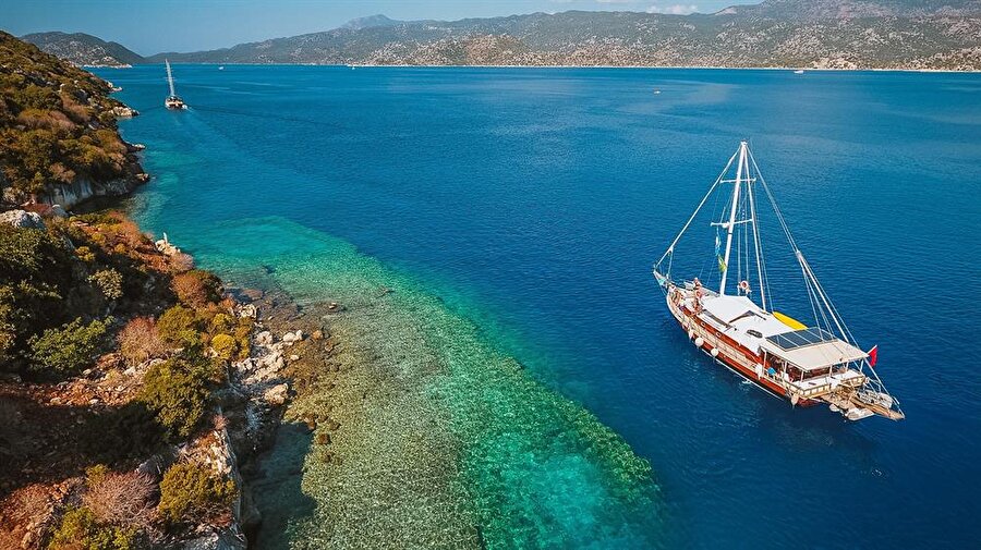 Kekova, Antalya

                                    Akdeniz, bayramda da sizi bekliyor; hazırsanız kıyıya inelim. Kekova, Antalya ilinin Demre ilçesi yakınlarında Kaleköy ve Üçağız açıklarındaki küçük bir adadır. Üzerinde pansiyonlar ve kafeler bulunan adaya teknelerle ulaşım sağlanmakta... Antalya’nın en güzel koylarından biri olan Kekova, bayram rotanıza ekleyebileceğiniz bir başka adres olabilir. 
                                