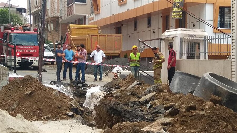 Patlamayla birlikte doğalgaz alev alırken çevrede panik yaşandı.