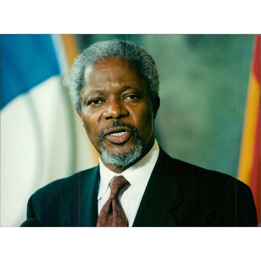 1. İlk Afrikalı siyah BM sekreteri oldu

                                    1 Ocak 1997’de Birleşmiş Milletler Genel Sekreteri seçildi. Bu göreve getirilen ilk Afrikalı siyah olan Annan, aynı zamanda Birleşmiş Milletler bünyesinde yetişerek bu göreve yükselen ilk kişi. 
                                