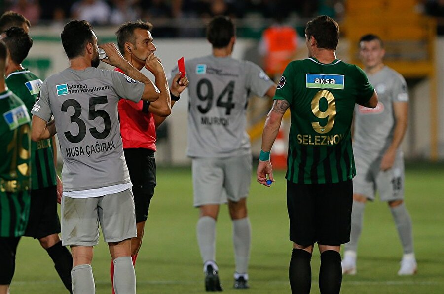 Seleznov, Süper Lig'de VAR kararıyla kırmızı kart gören ilk futbolcu oldu.