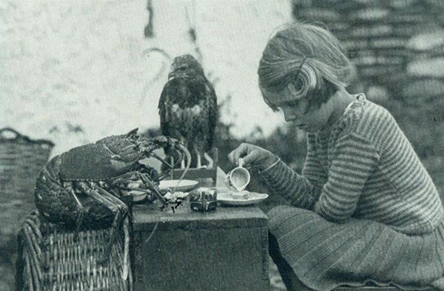 Atmaca ve ıstakoz ile oturan çocuk, 1938 yılı