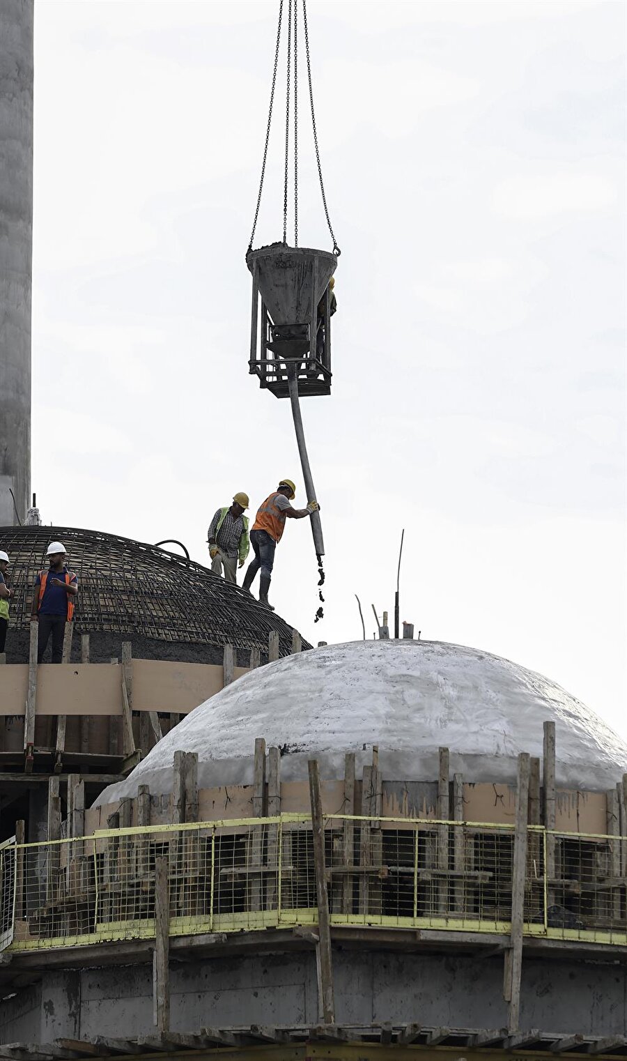 Kaba inşaatı da biten camide ince işçilik aşamasına geçildi.