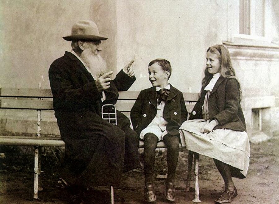 ​Ünlü Rus yazar Lev Tolstoy, torunlarıyla birlikte, 1909 yılı
