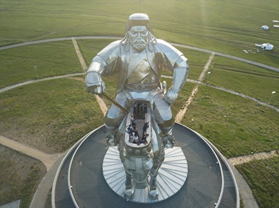 100 HARİKA ARASINDA
Rivayete göre Cengiz Han'ın bir savaş sonrasında altın kırbaç bulduğu tepeye yapılan heykel, insan eliyle yapılan 100 harika arasında yer alıyor.
